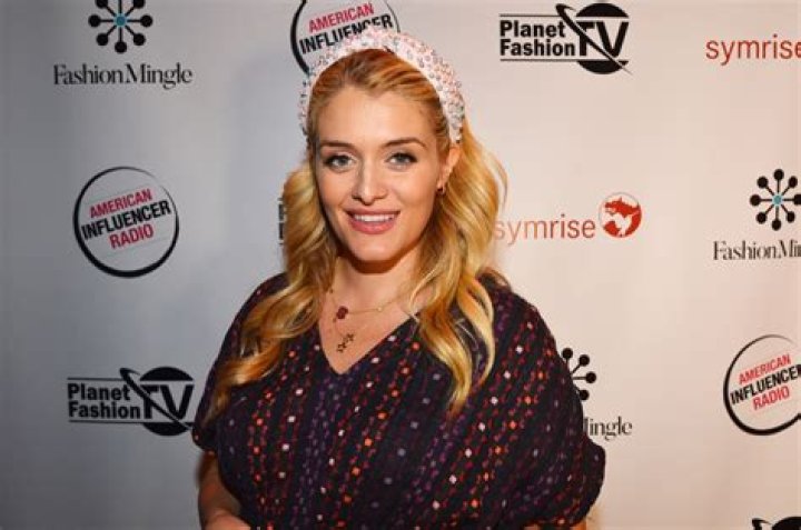 Daphne Oz in Bathing Suit Makes Her "New Fave Pizza" — Celebwell