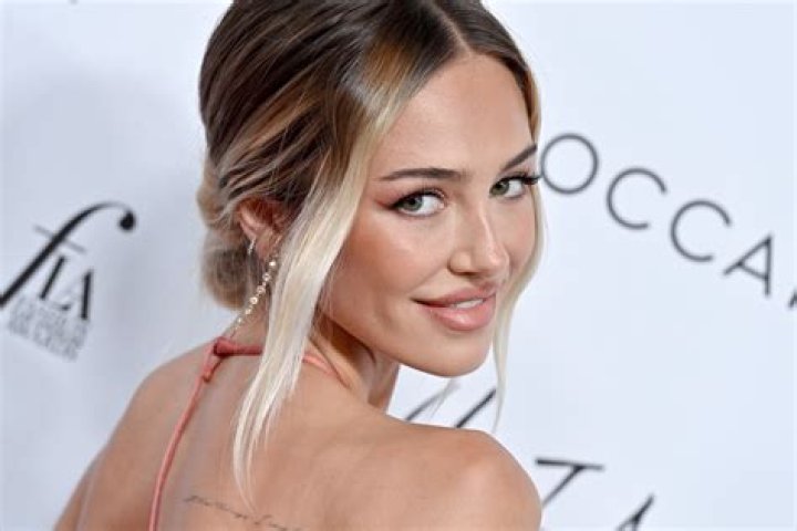 Delilah Belle Hamlin in Bathing Suit is "So Hot" — Celebwell